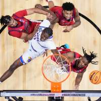 Dylan Darling hits driving layup at buzzer, St. John's beats Kansas 67-65 in March Madness thriller