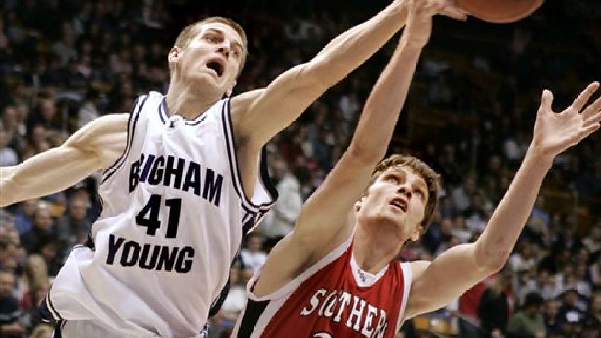 Tavernari scores 19 to lead No. 21 BYU to 70-55 win over Southern Utah