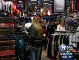 Last-minute shoppers hitting the stores