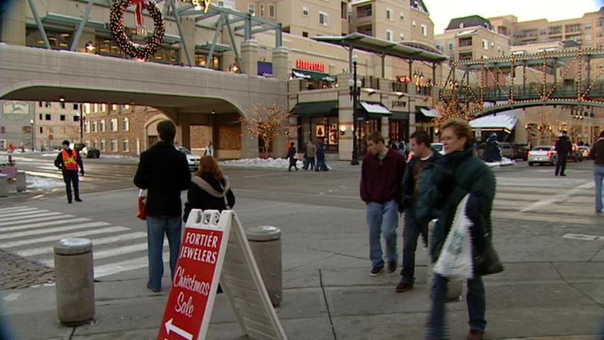 Holiday shoppers looking for last minute deals