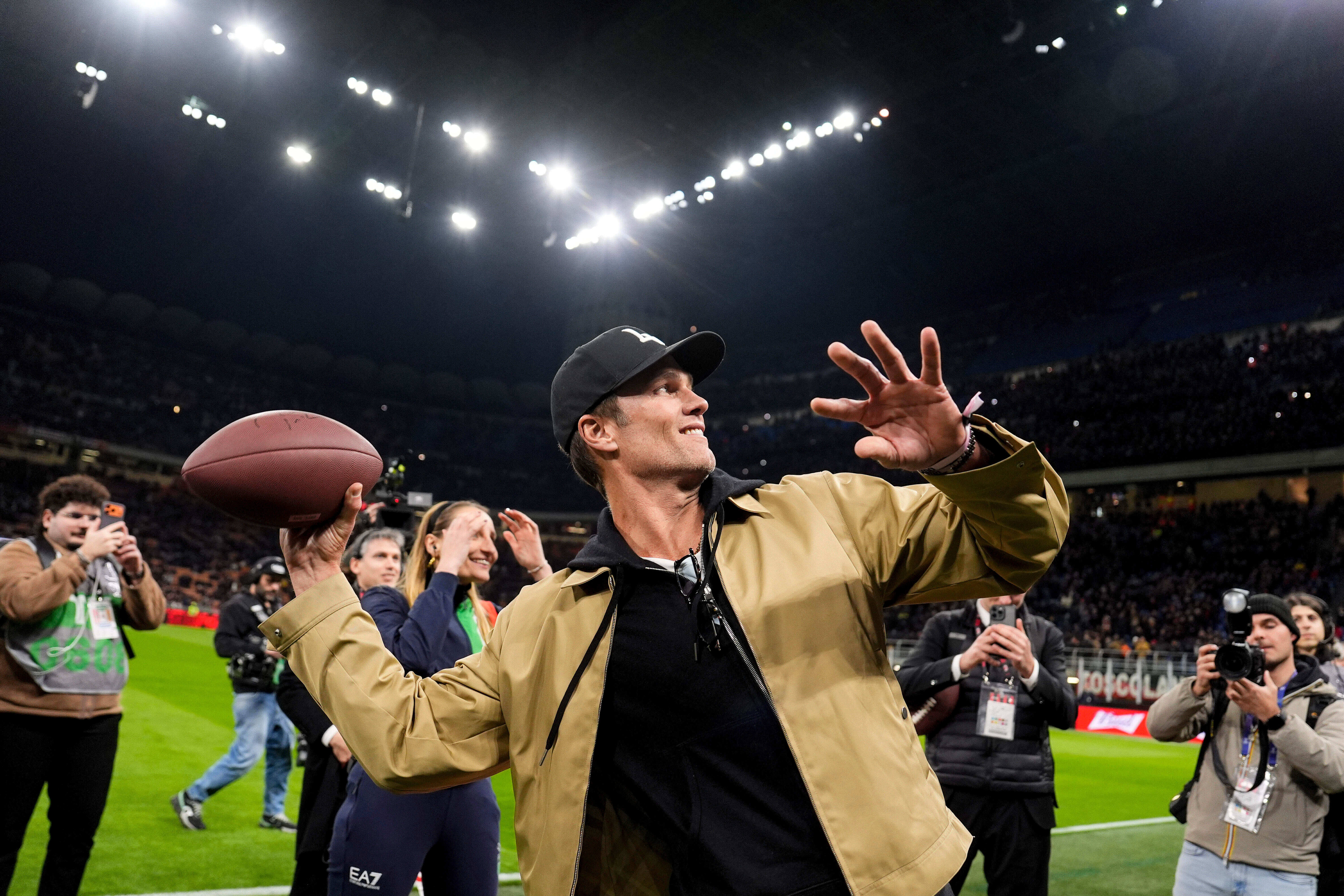Tom Brady, exjugador de fútbol americano de la NFL, lanza el balón antes del partido de la Serie A entre el AC Milan y el Como, el miércoles 18 de febrero de 2026, en Milán, Italia. 