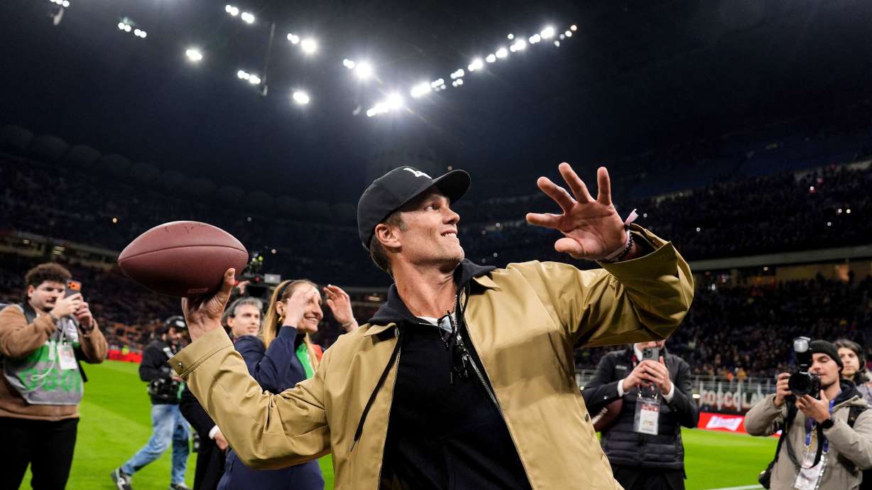 Tom Brady, exjugador de fútbol americano de la NFL, lanza el balón antes del partido de la Serie A entre el AC Milan y el Como, el miércoles 18 de febrero de 2026, en Milán, Italia.