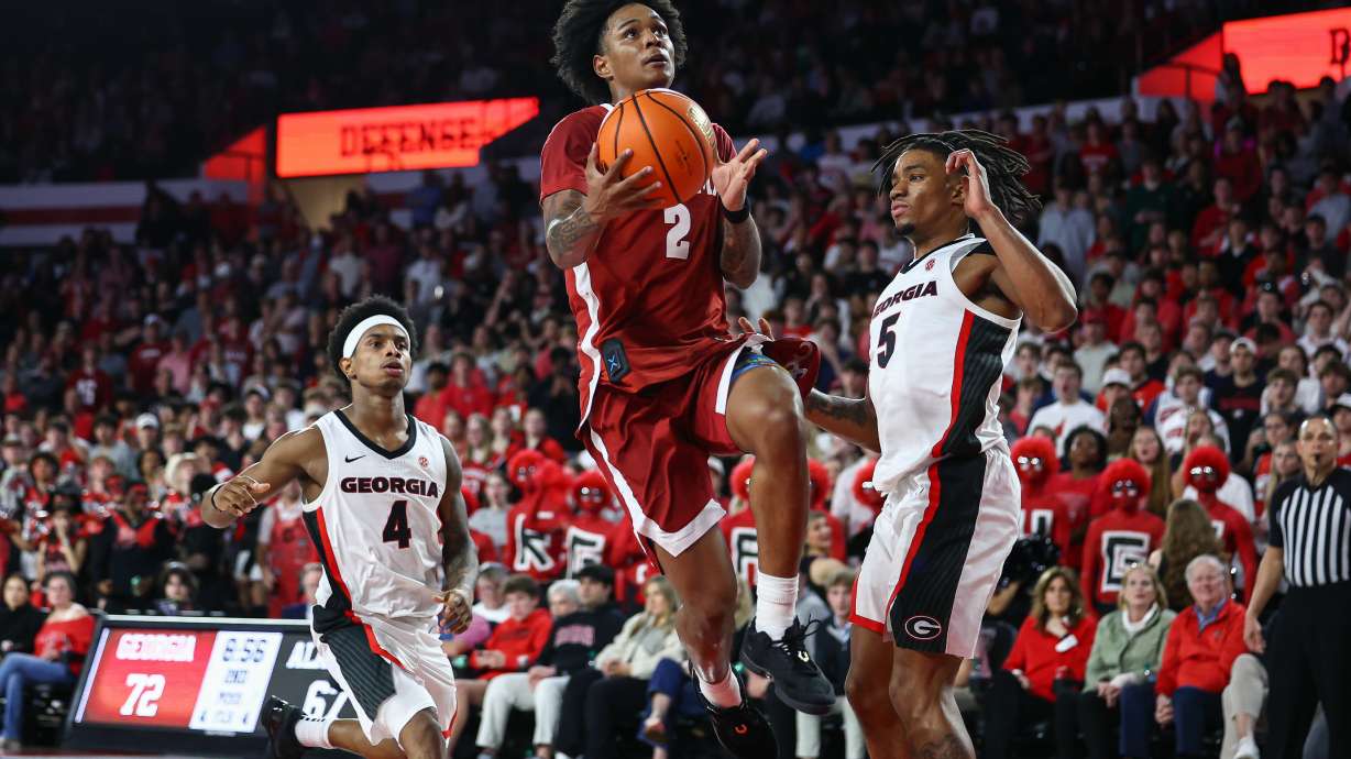 Alabama guard Aden Holloway (2) shoots against Georgia guards Marcus Millender (4) and Jeremiah Wilkinson (5) during the second half of an NCAA college basketball game, Tuesday, March 3, 2026, in Athens, Ga.