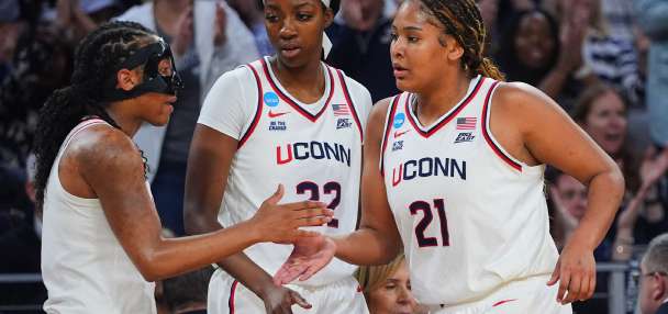 Sarah Strong has a double-double and defending champ UConn cruises to Elite Eight, beating UNC 63-42