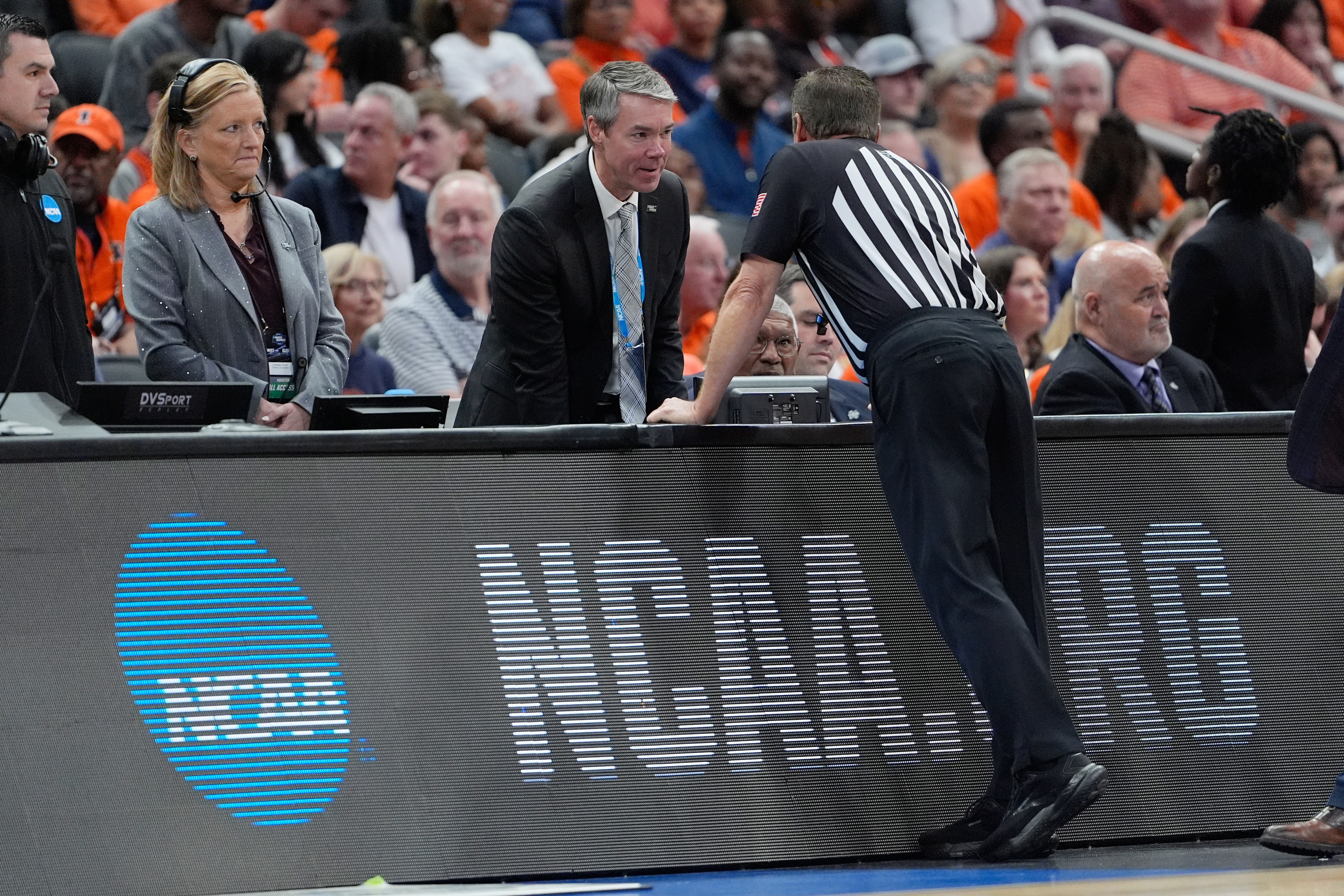 Buzzer sounds nonstop for about 7 minutes, causing delay in Iowa-Illinois March Madness game