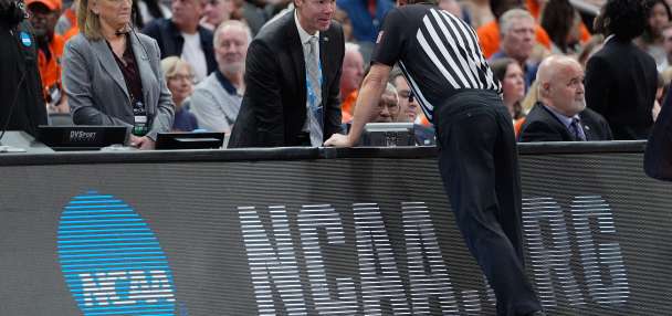 Buzzer sounds nonstop for about 7 minutes, causing delay in Iowa-Illinois March Madness game