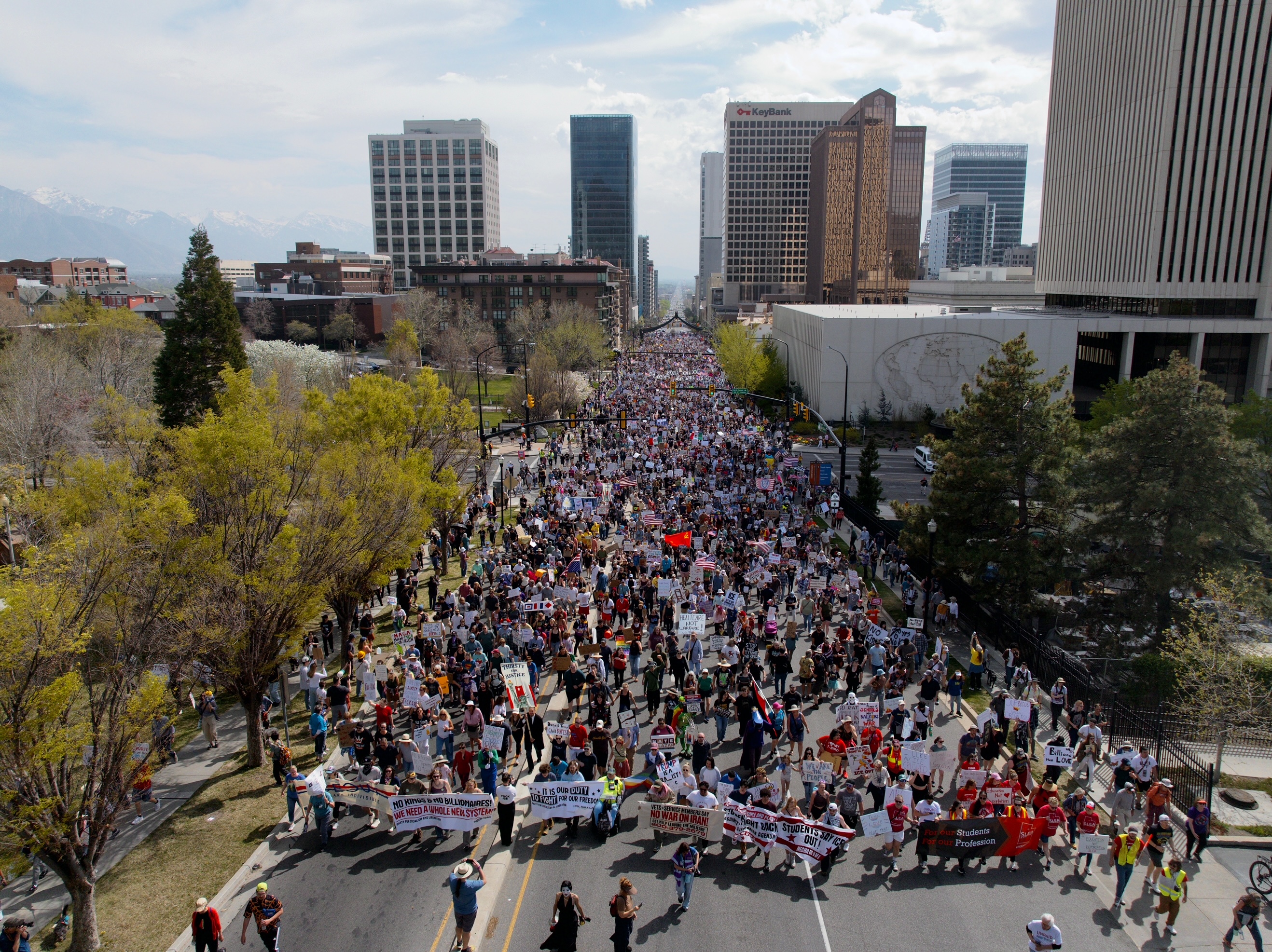 'We stand together': Thousands emphasize 'the people's power' in 'No Kings' rally 