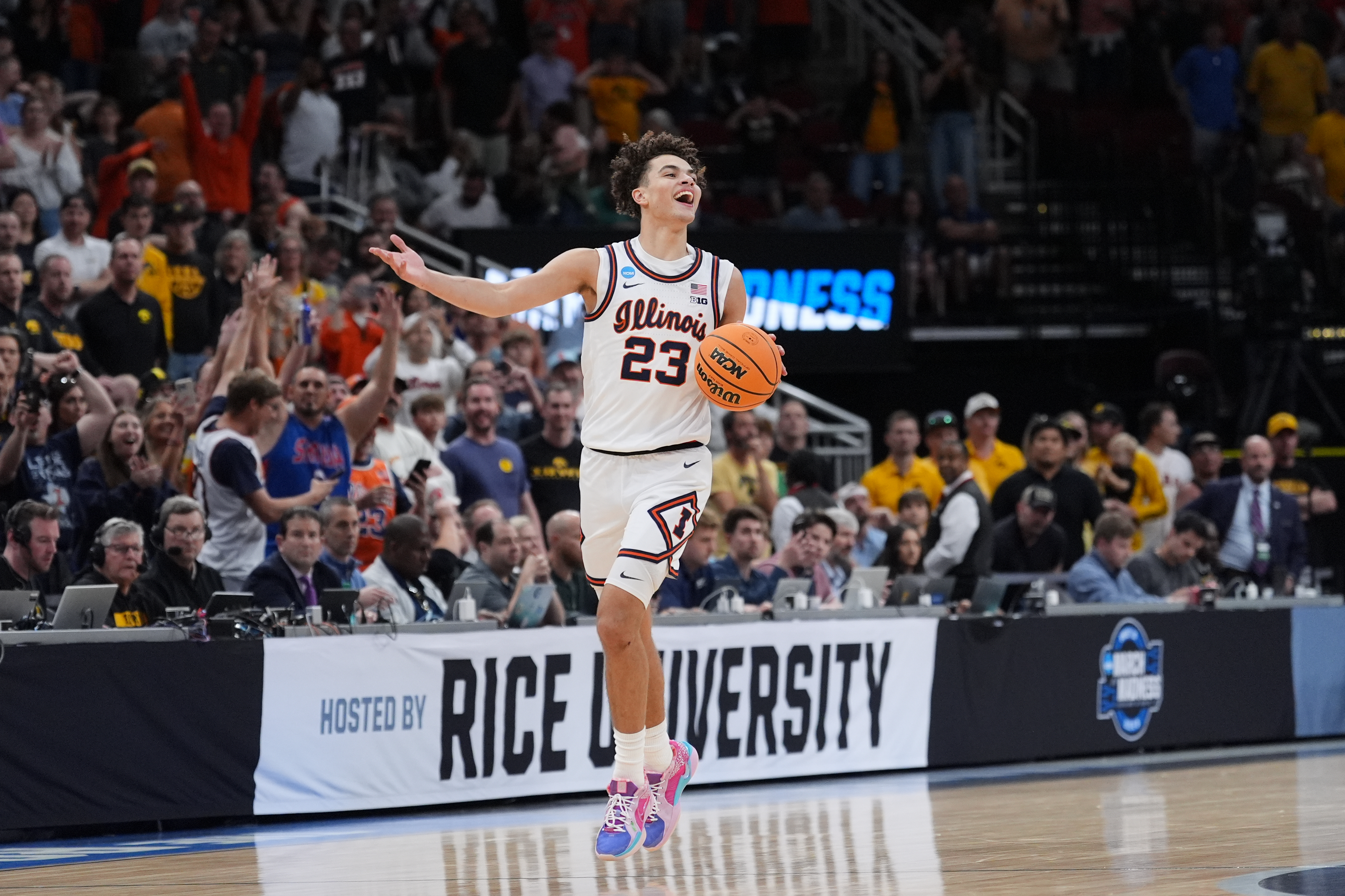 Illinois powers its way to its first Final Four in 21 years, beating Iowa 71-59