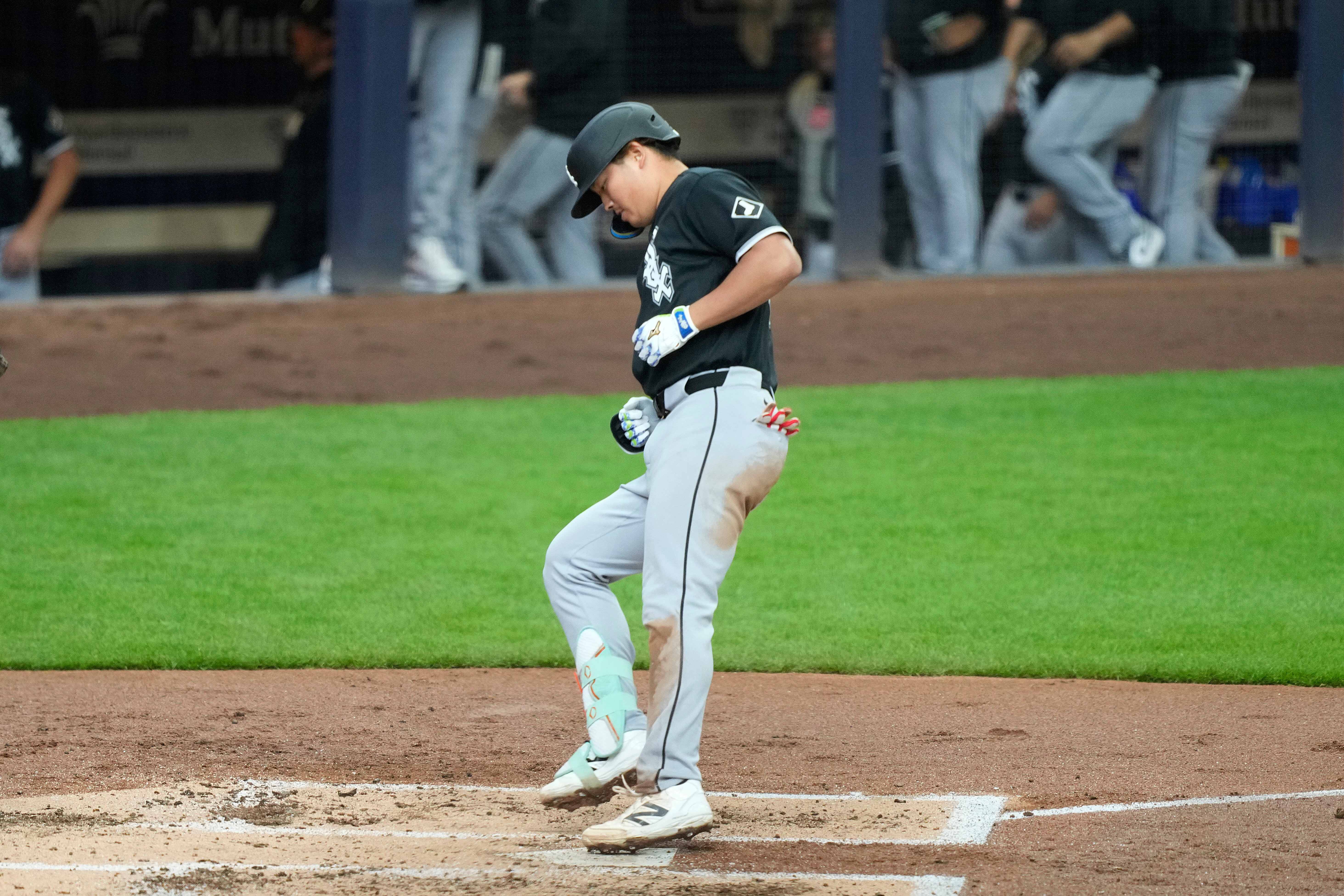 Chicago White Sox's Munetaka Murakami scores on a home run during the second inning of a baseball game against the Milwaukee Brewers, Sunday, March 29, 2026, in Milwaukee.