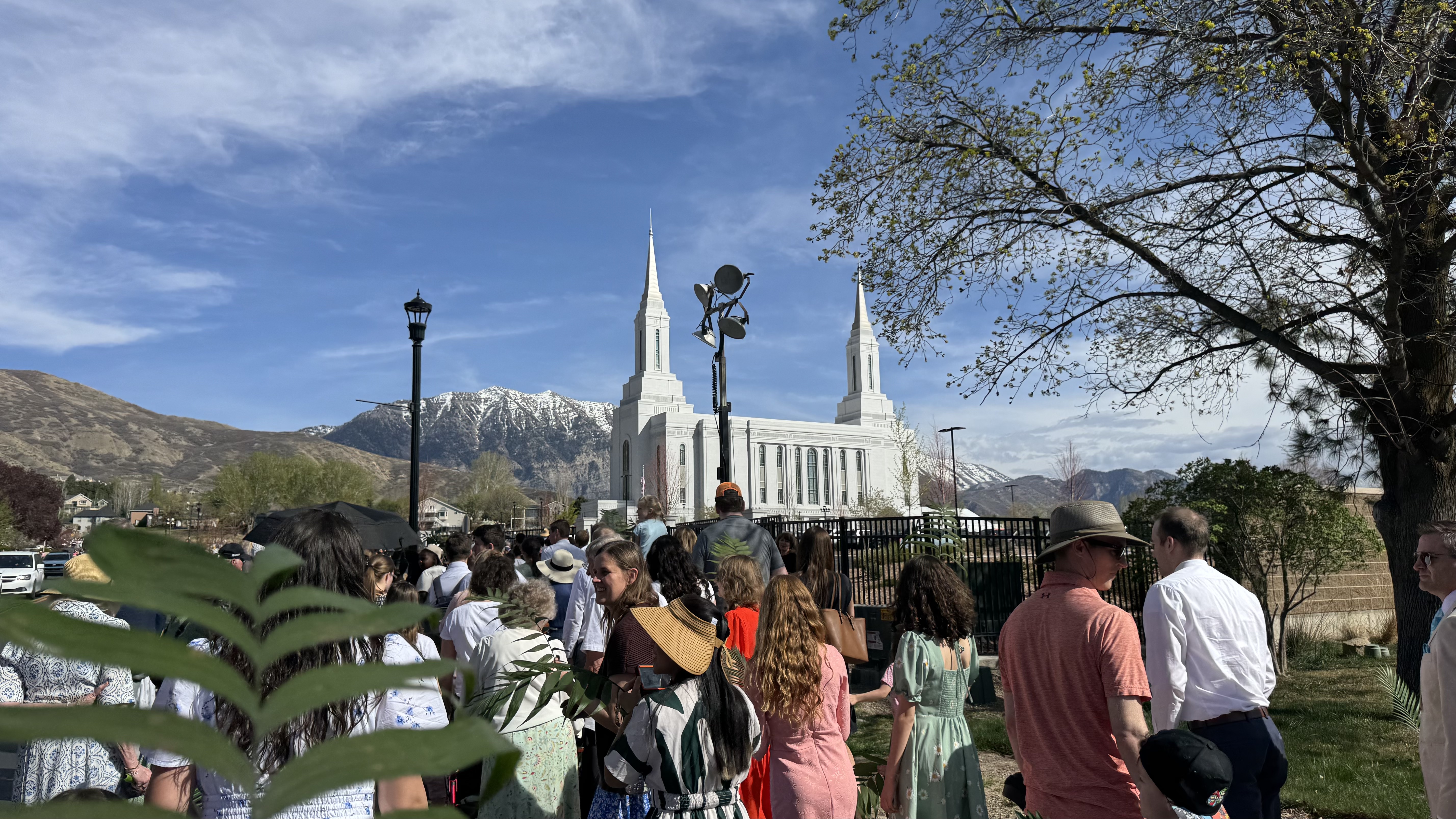 Over a thousand people join Lindon Palm Sunday walk 