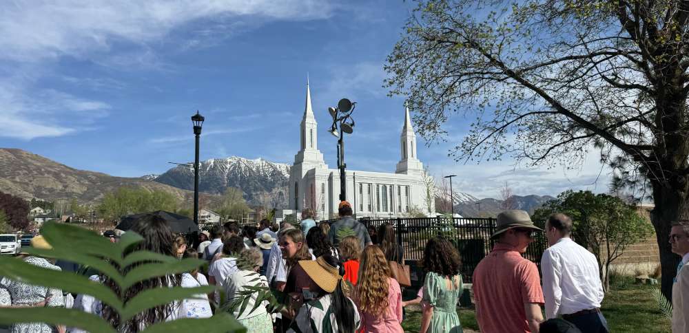 Over a thousand people join Lindon Palm Sunday walk