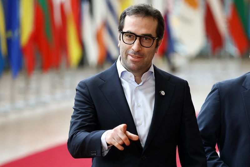 Spain closes airspace to US planes involved in Iran war, defense minister says