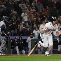 Scuffling 2025 AL MVP runner-up Cal Raleigh comes off the bench to help Mariners beat Yankees