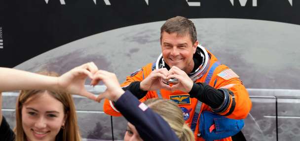 4 astronauts await liftoff on humanity's first flight to the moon in half a century