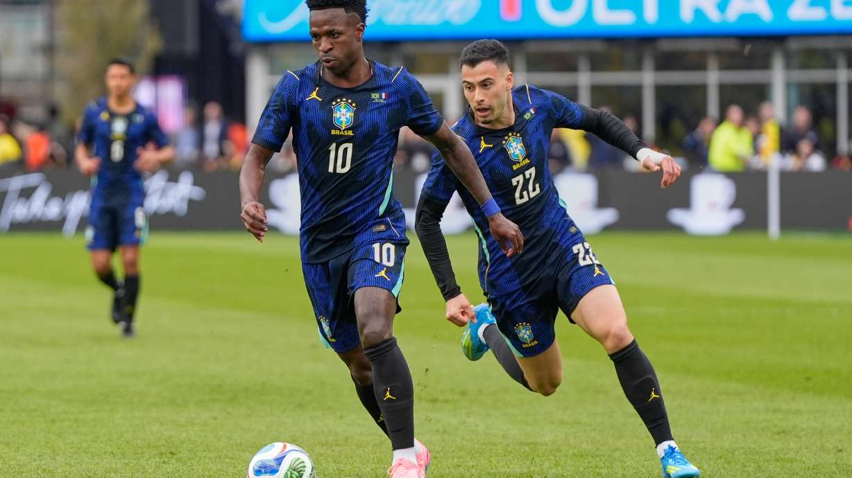 Brazil's Vinicius Junior, front, supported by Brazil's Gabriel Martinelli in action during the international friendly soccer match between Brazil and France in Foxborough, Mass, Thursday, March 26, 2026.