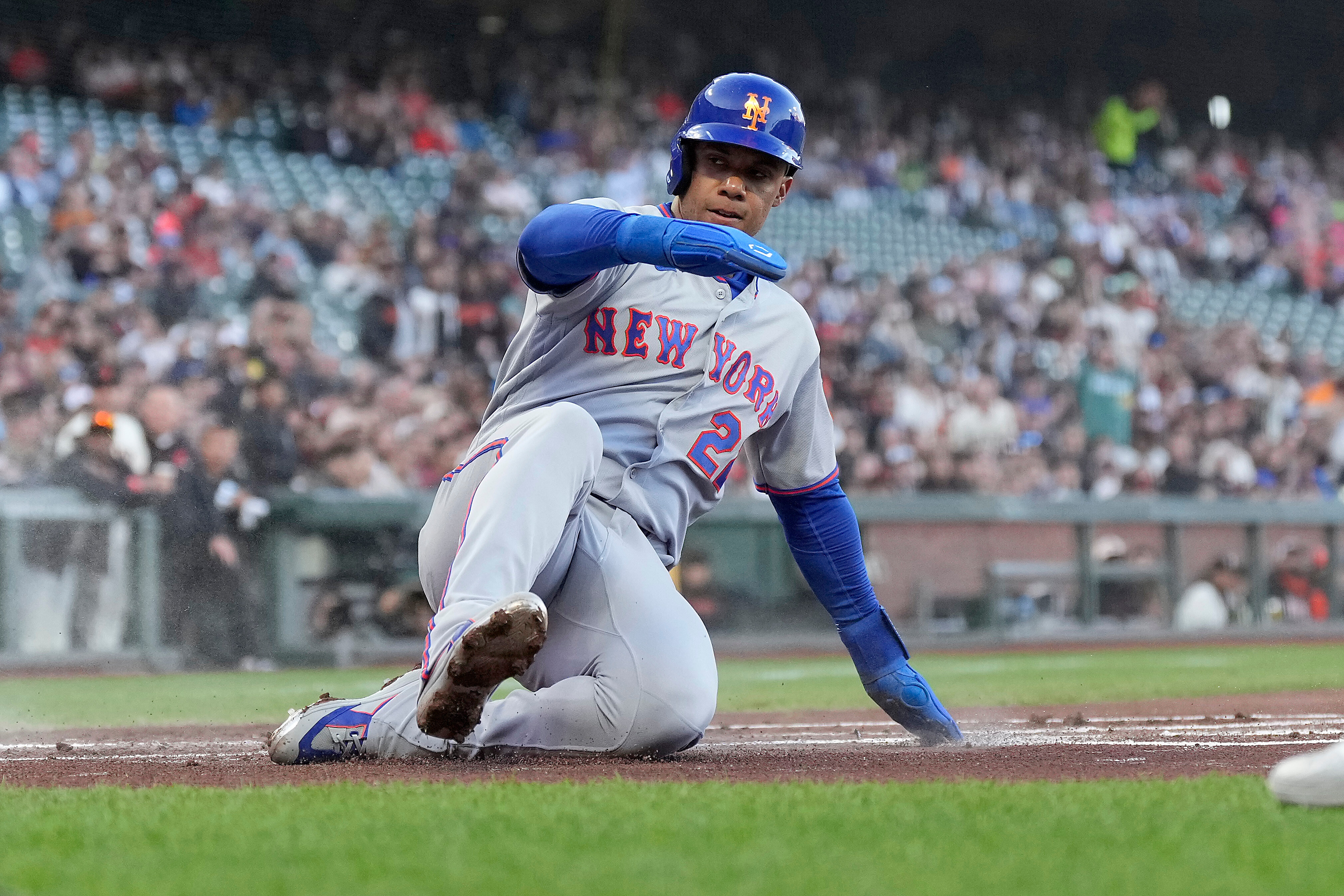 Mets expect Juan Soto to be sidelined 2 to 3 weeks by strained right calf