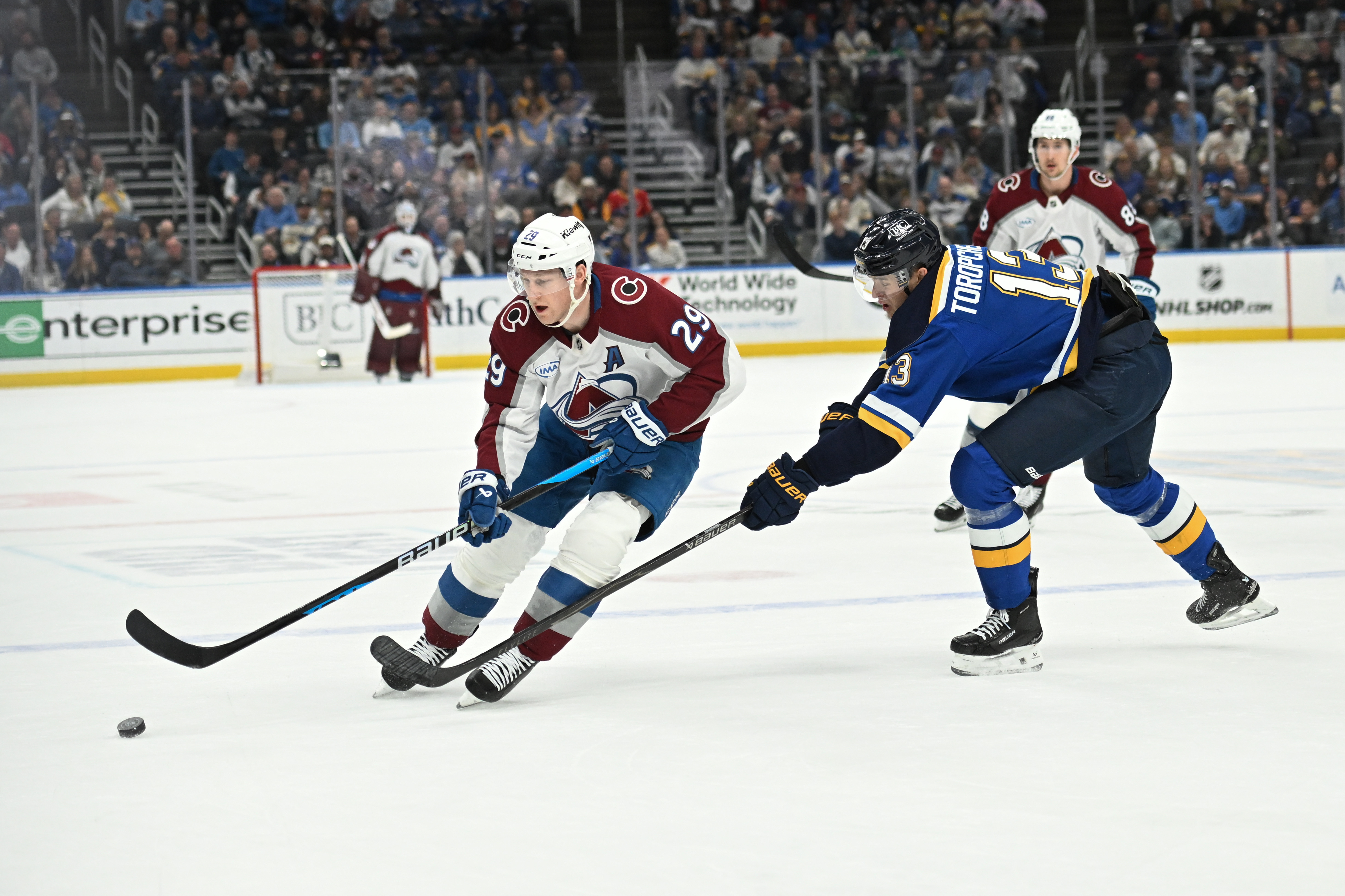 Avalanche beat the Blues 3-1 to clinch Central Division and top seed in the Western Conference