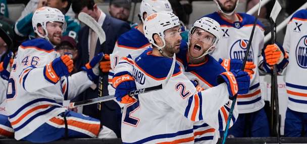Connor McDavid nets hat trick on 5-point night as Oilers surge into first place in Pacific Division