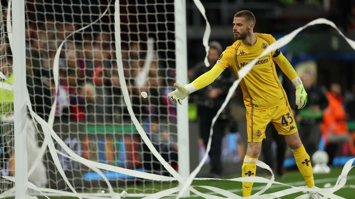 Fiorentina's goalkeeper David de Gea stands among paper rolls thrown by fans during the Europa Conference League first-leg quarter-final soccer match between Crystal Palace and Fiorentina in London, Thursday, April 9, 2026.