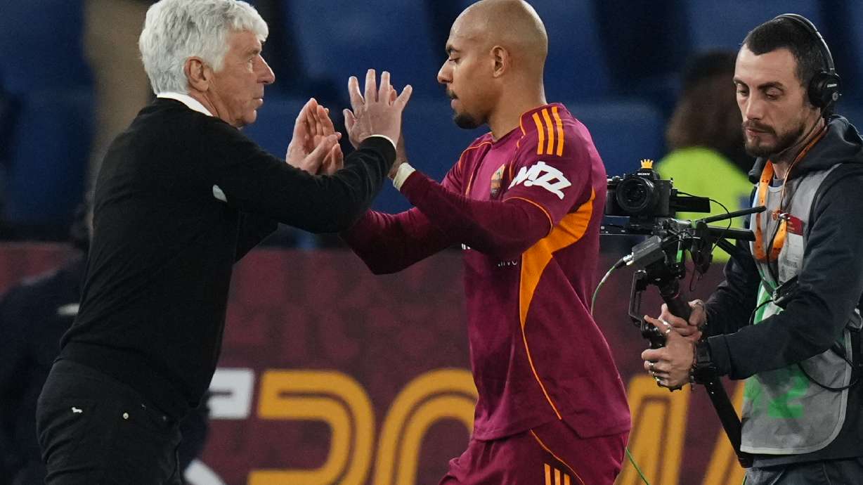 Roma's head coach Gian Piero Gasperini substitutest Donyell Malen during a Seria A soccer match between Roma and Pisa n Rome, Italy, Friday, April 10, 2026.