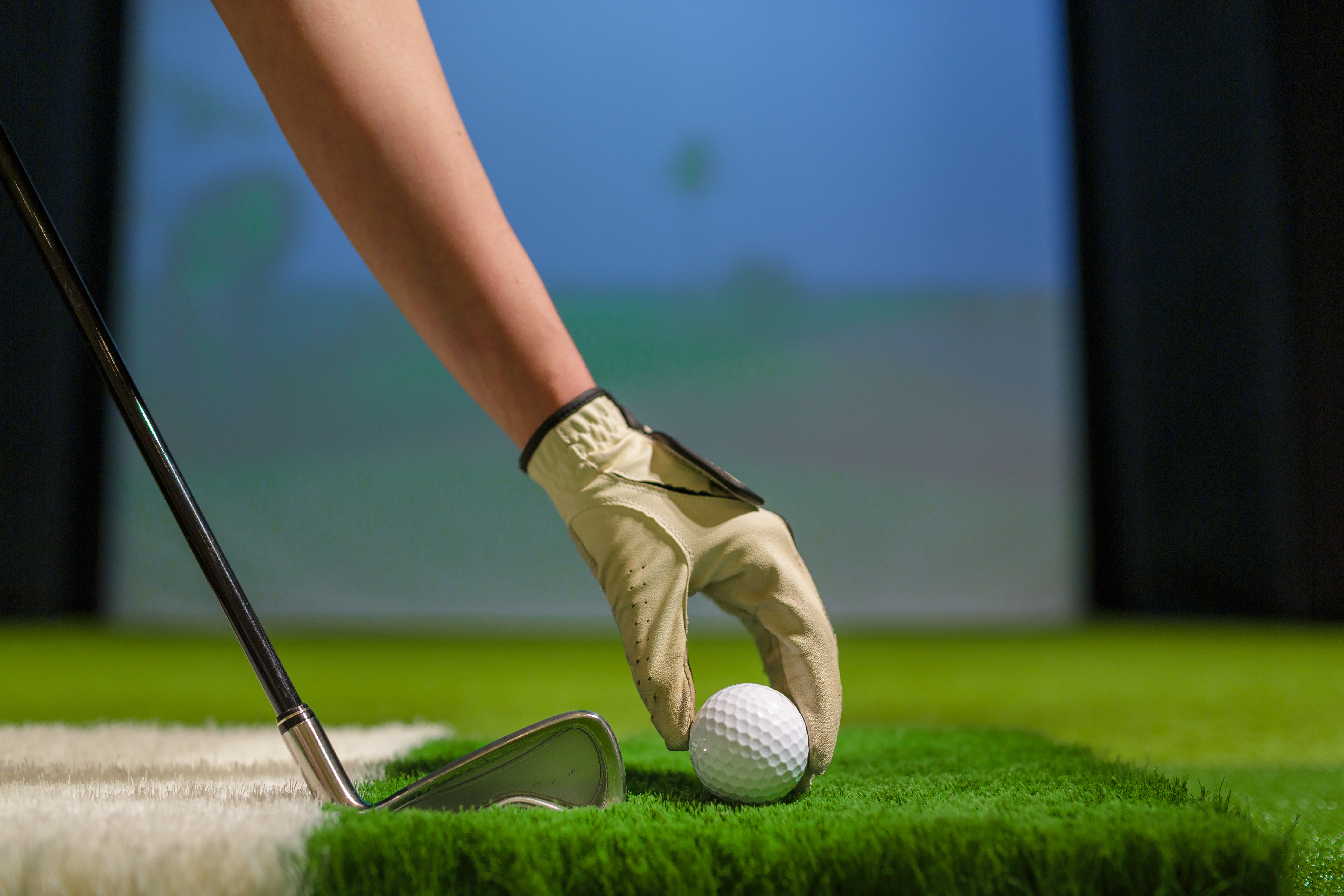 From backyard to birdie: How indoor golf simulators are revolutionizing the game for homeowners