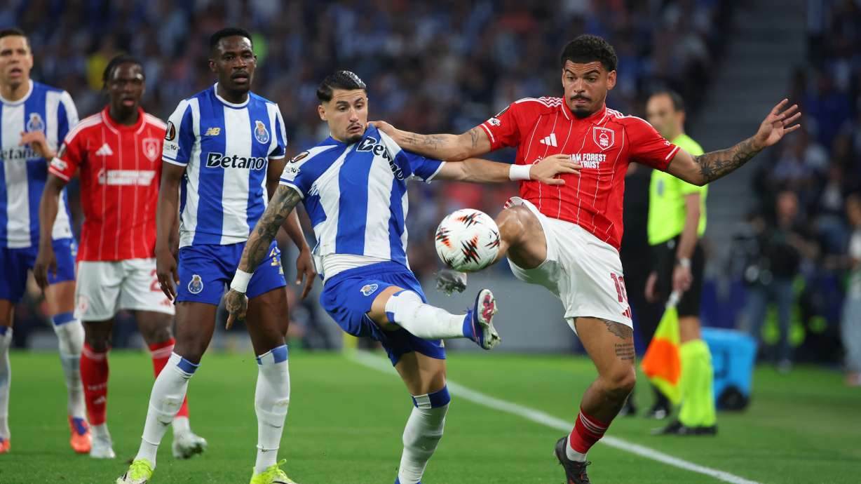 Nottingham Forest's Morgan Gibbs-White, right, fights for the ball with Porto's Borja Sainz during the Europa League quarterfinals, first leg, soccer match between FC Porto and Nottingham Forest in Porto, Portugal, Thursday, April 9, 2026.