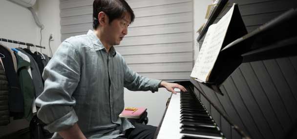 After a paralyzing stroke, a South Korean pianist recreates himself as a one-handed performer