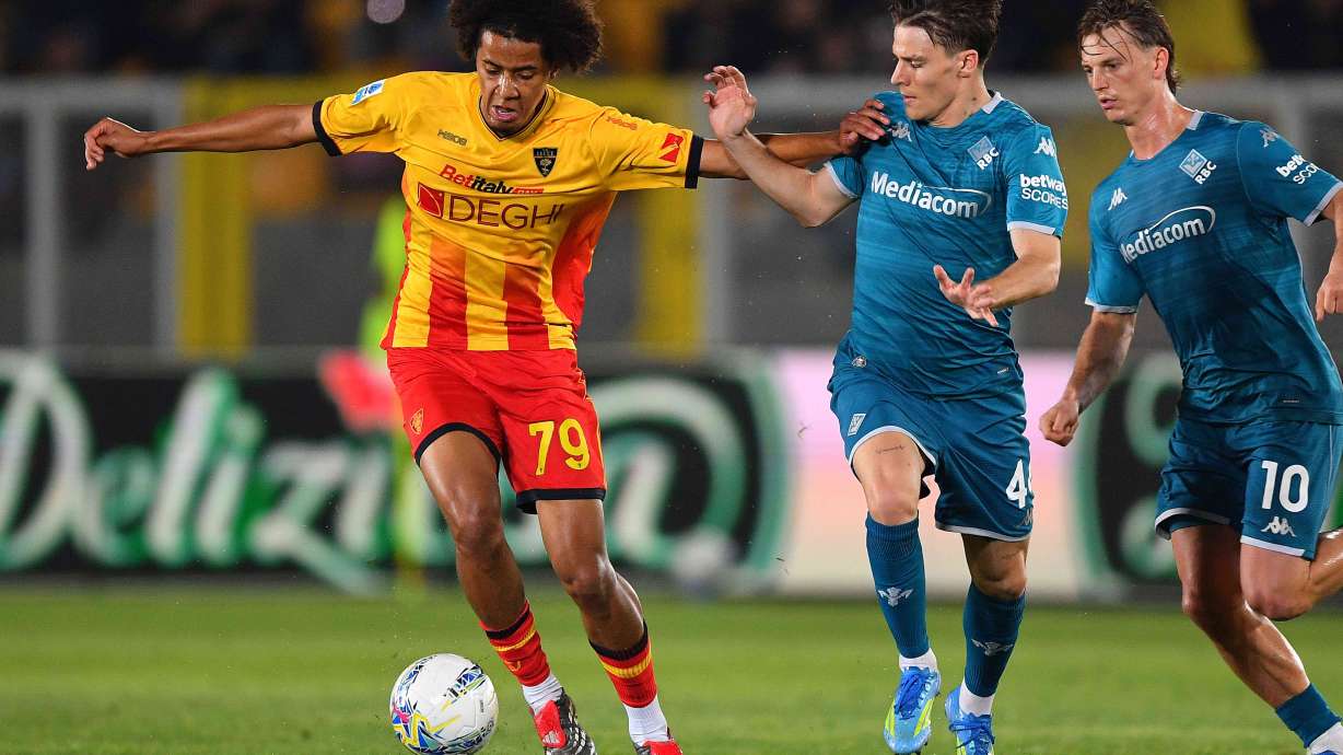 Lecce's Oumar Ngom, left, and Fiorentina's Nicolò Fagioli, center, in action during an Italian Serie A soccer match between Lecce and Fiorentina in Lecce, Italy, Monday, April 20, 2026.
