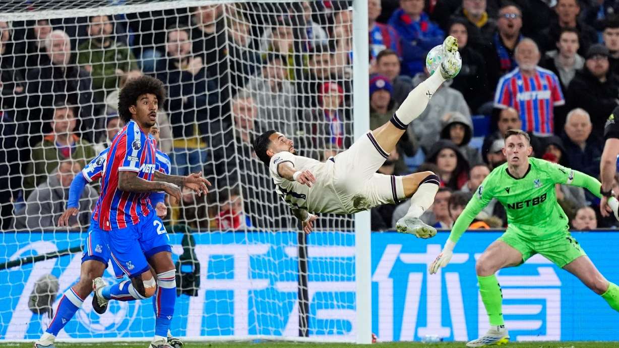 West Ham United's Taty Castellanos tries an overhead kick during the English Premier League soccer match between Crystal Palace and West Ham United in London, England, Monday, April 20, 2026.