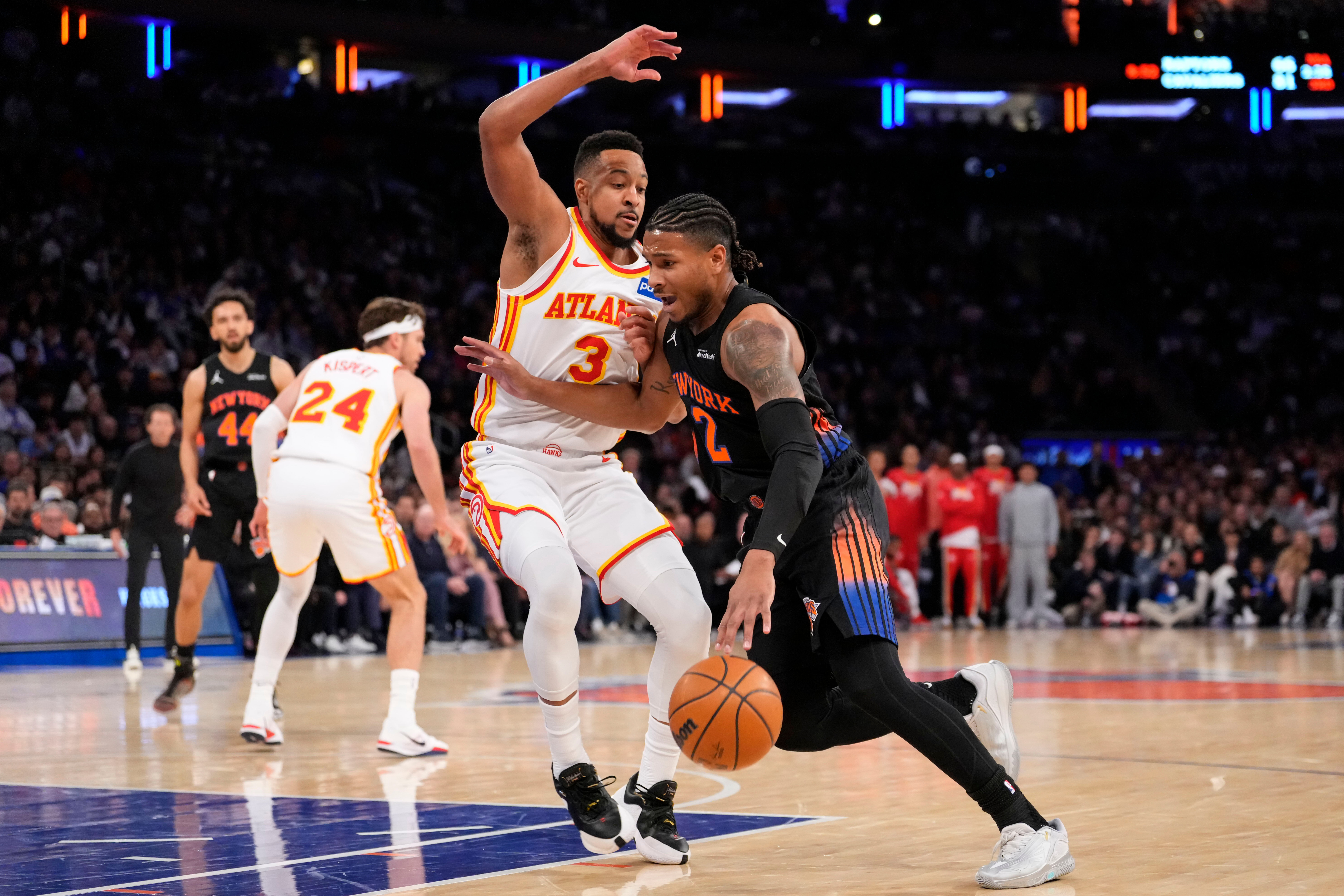 CJ McCollum leads a late rally as the Hawks stun the Knicks 107-106 to tie their series at 1-1