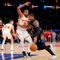 CJ McCollum leads a late rally as the Hawks stun the Knicks 107-106 to tie their series at 1-1
