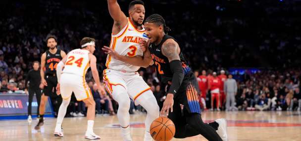 CJ McCollum leads a late rally as the Hawks stun the Knicks 107-106 to tie their series at 1-1