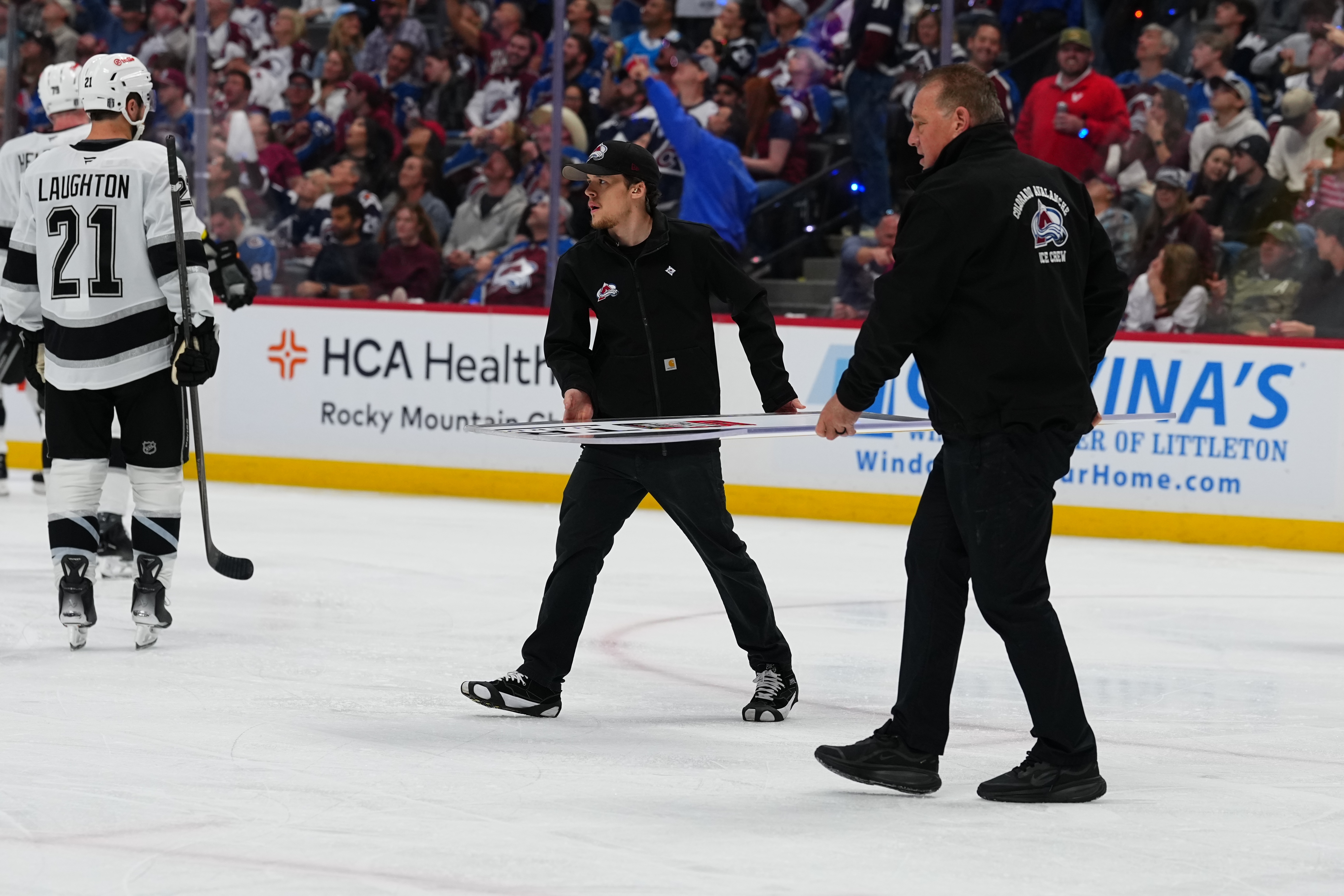 Kings interim coach D.J. Smith hit by shattered glass as panel breaks behind LA bench in Game 2