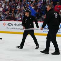 Kings interim coach D.J. Smith hit by shattered glass as panel breaks behind LA bench in Game 2