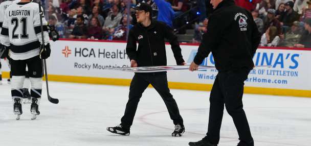 Kings interim coach D.J. Smith hit by shattered glass as panel breaks behind LA bench in Game 2