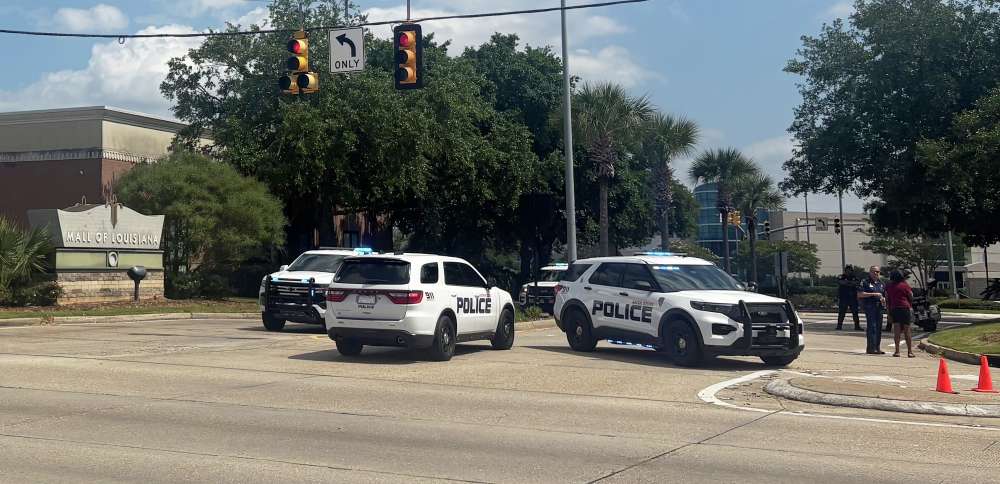Exchange of gunfire inside Mall of Louisiana leaves 1 person dead and 5 wounded