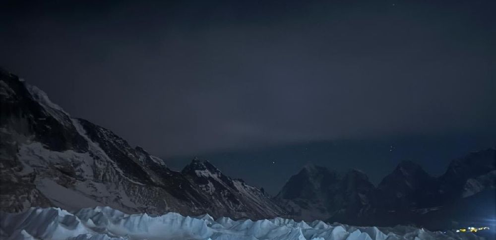 Hundreds of Everest hopefuls are waiting at base camp as glacier blocks route to summit