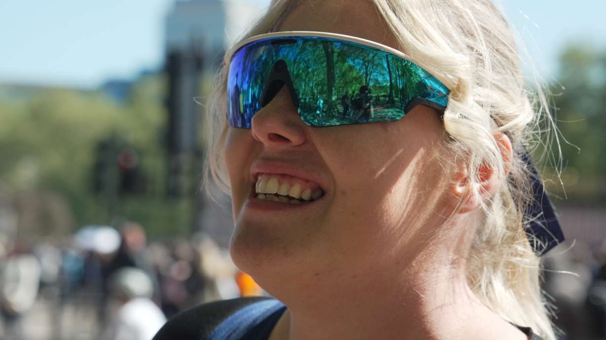 Tilly Dowler poses in front of Buckingham Palace ahead of the London Marathon 2026 in London, Thursday, April 23, 2026.