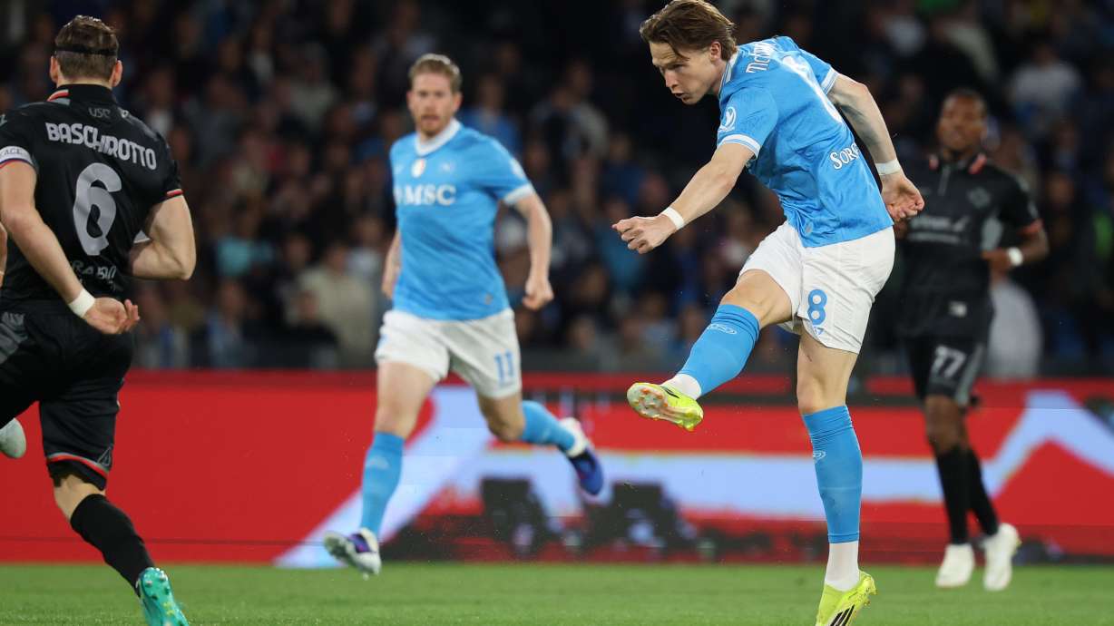 Napoli's Scott McTominay scores a goal during the Serie A soccer match between Napoli and Cremonese, Friday, April 24 , 2026, in Naples, Italy.