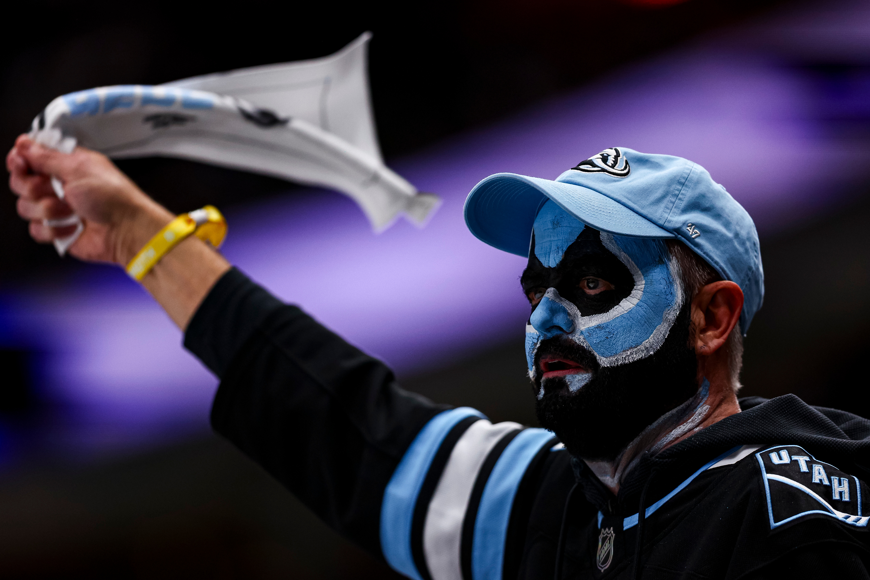 Opportunistic Mammoth feed off Delta Center energy, cruise past Vegas to take 2-1 series lead