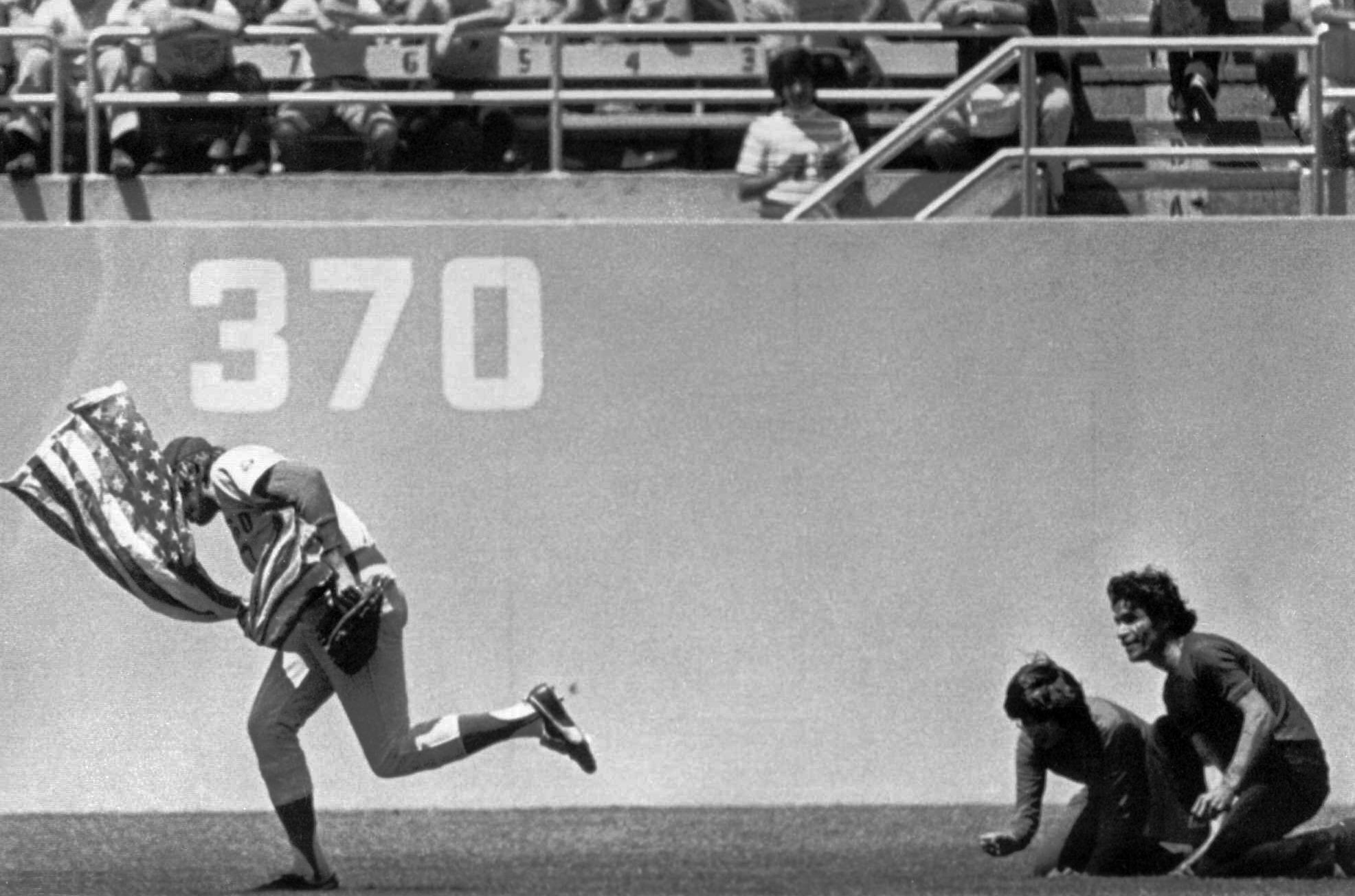 Dodgers honor Rick Monday's dramatic 1976 flag rescue on its 50th anniversary