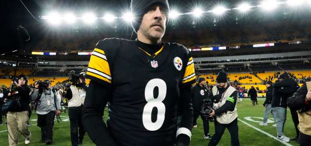 Steelers place unrestricted free-agent tender on Aaron Rodgers