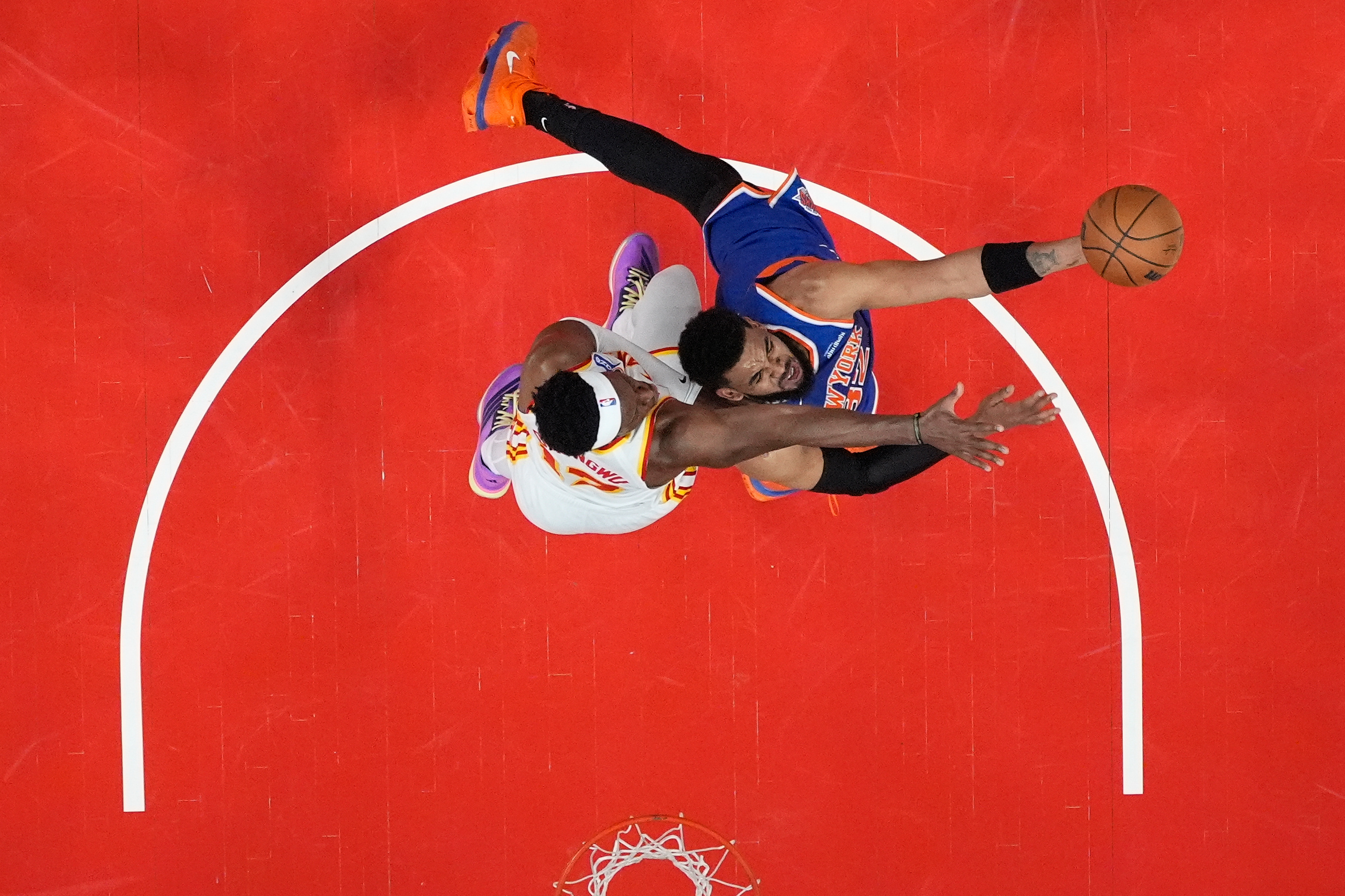 Daniels, Robinson ejected after fight, part of one-sided series-clinching win for Knicks over Hawks