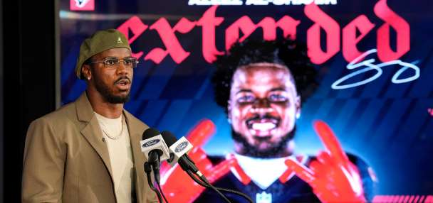 Texans sign Pro Bowl LB Azeez Al-Shaair to 3-year extension that'll keep him in Houston through 2029