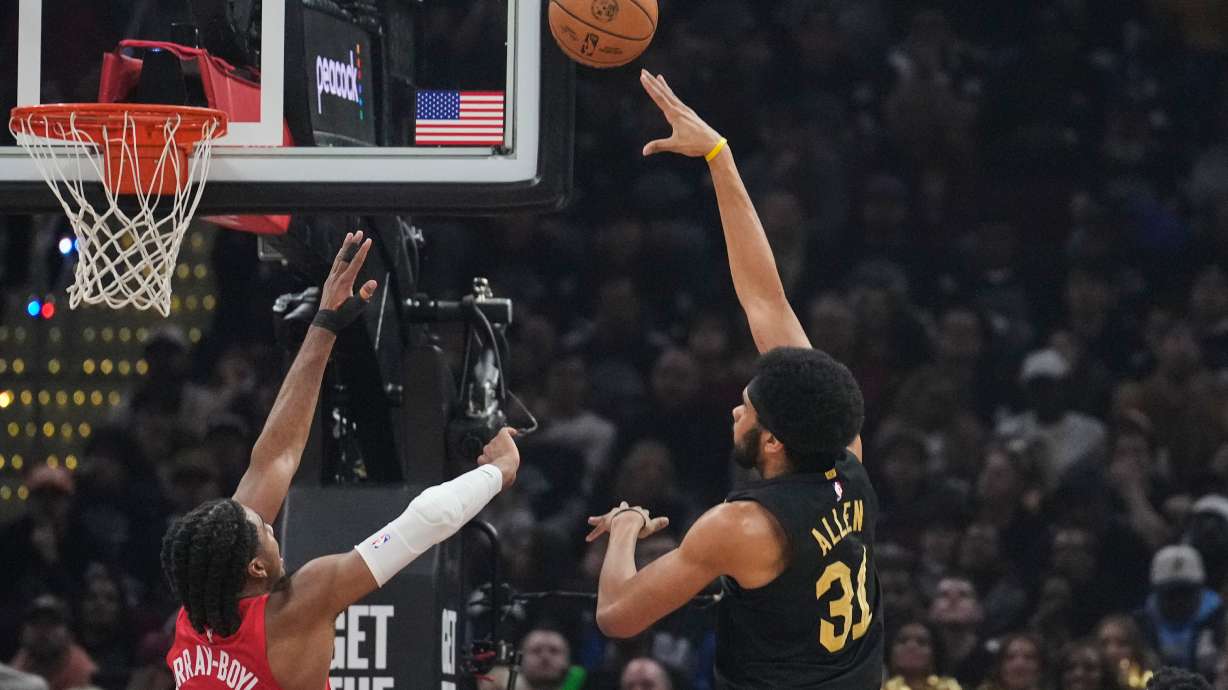 Cleveland Cavaliers center Jarrett Allen (31) shoots next to Toronto Raptors forward Collin Murray-Boyles (12) in the first half in Game 7 of a first-round NBA basketball playoffs series in Cleveland, Sunday, May 3, 2026.