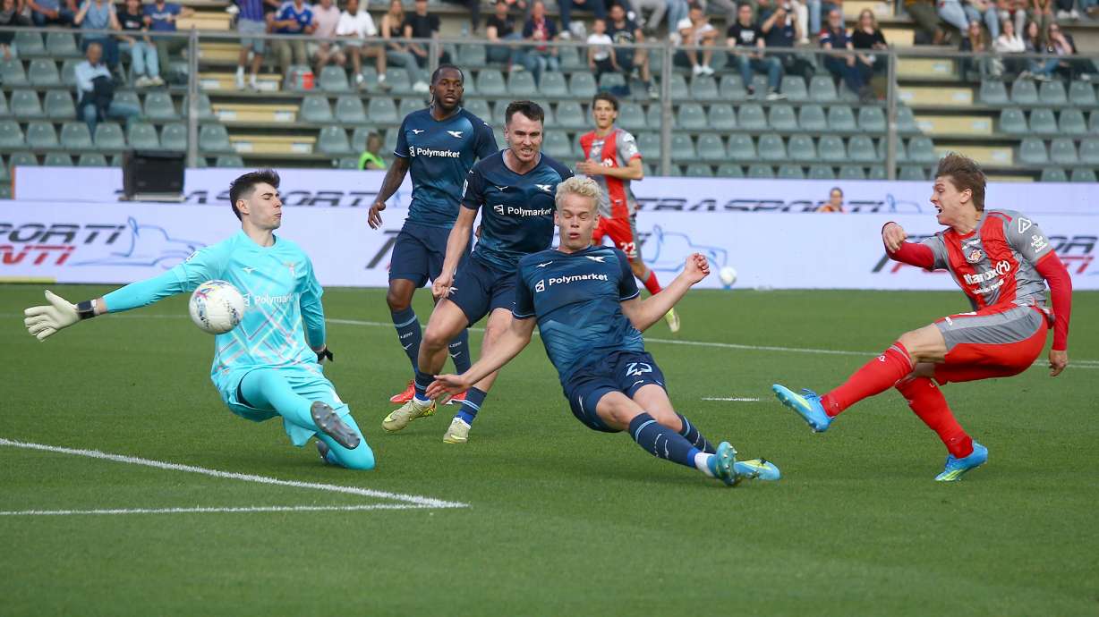Cremonese Alessio Zerbin shoots the ball during the Serie A soccer match between Cremonese and Lazio in Cremona, Italy, Monday, May 4, 2026.