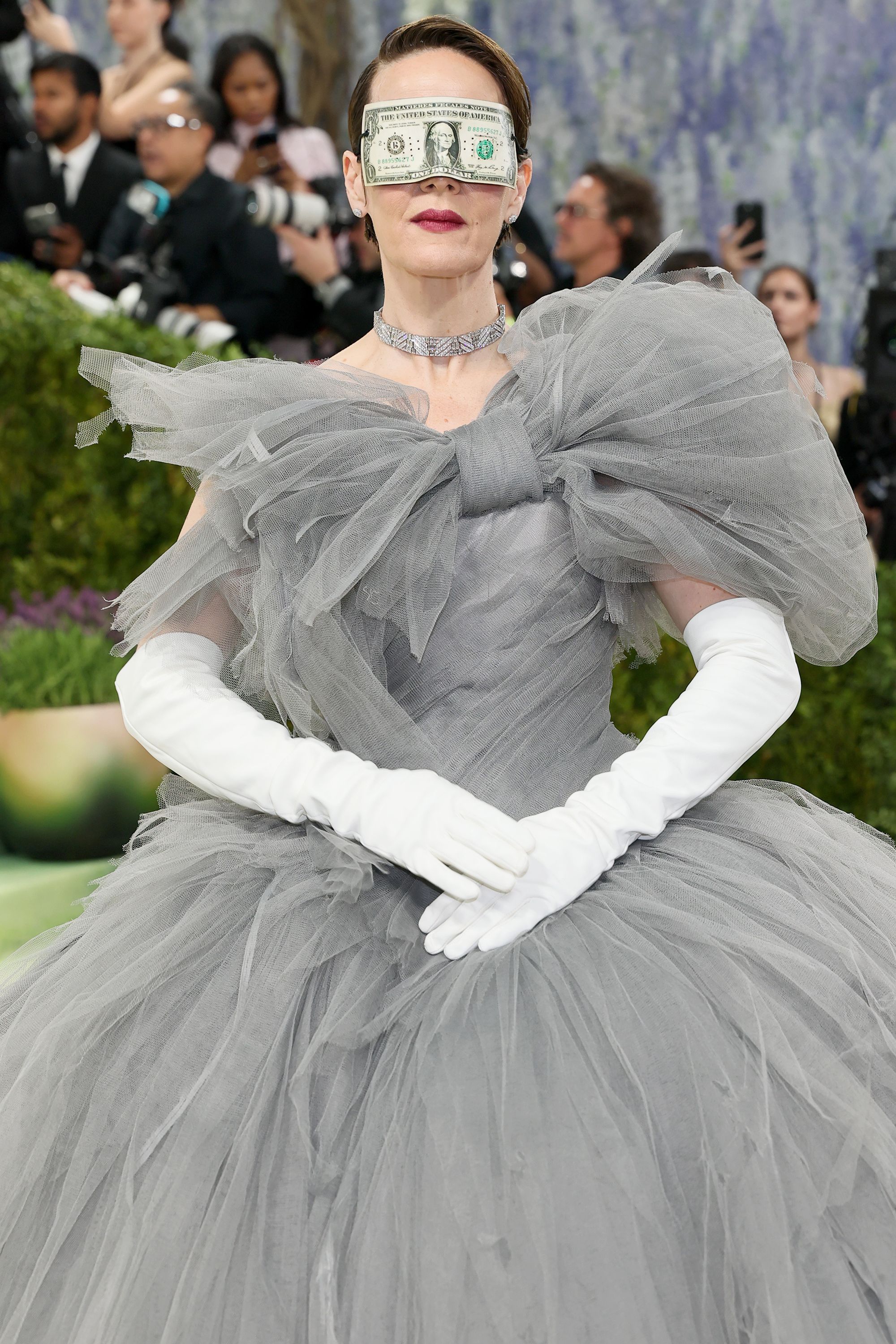 Sarah Paulson's leather eye mask was printed with a dollar bill note, designed by Parisian label Matières Fécales.