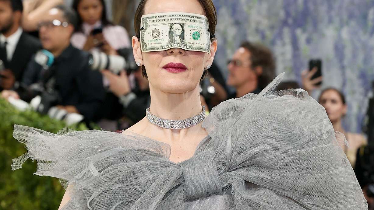 Sarah Paulson's leather eye mask was printed with a dollar bill note, designed by Parisian label Matières Fécales.