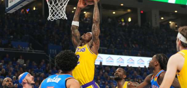 Lakers forward Vanderbilt suffers 'gruesome' injury to right pinkie while trying to block shot