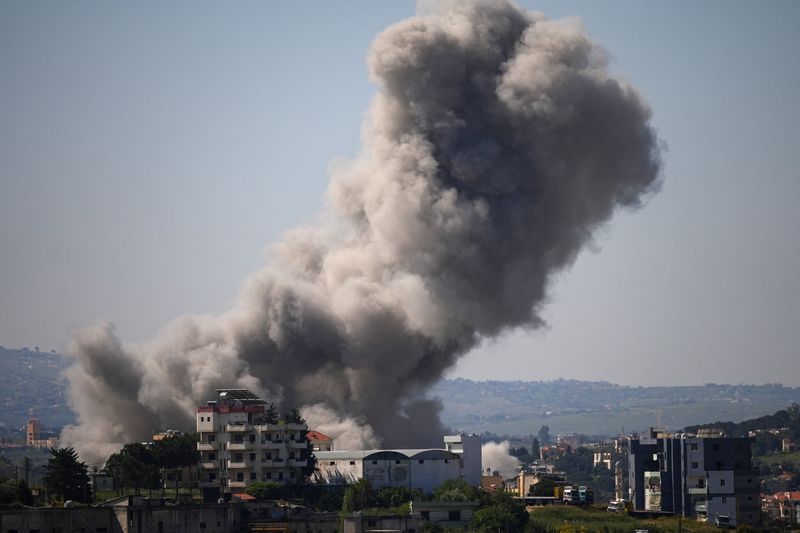 US expects Iranian response to peace proposal on Friday, fighting flares in Gulf